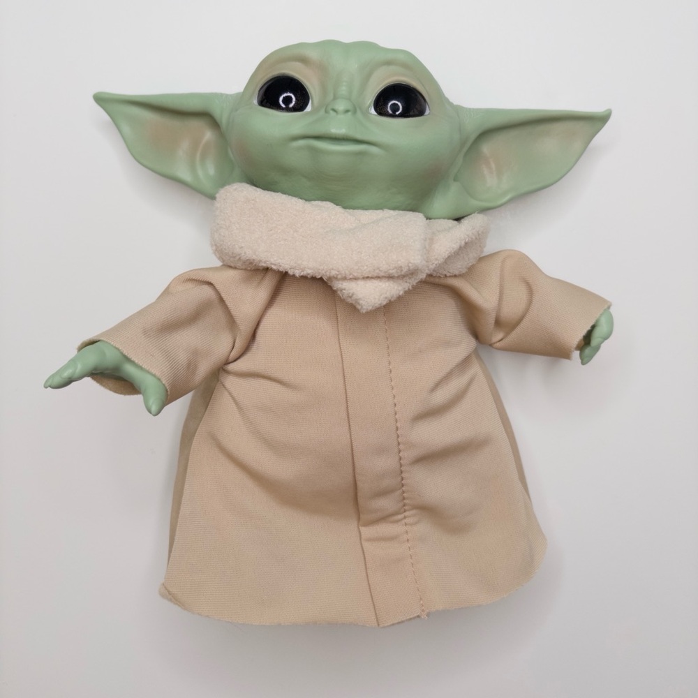 Hasbro Star Wars Mandalorian Baby Yoda Talks With Tummy Squeeze